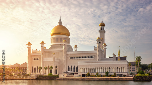 Omar Ali Saifuddien Mosque at sunset, Bandar Seri Begawan, Brunei.