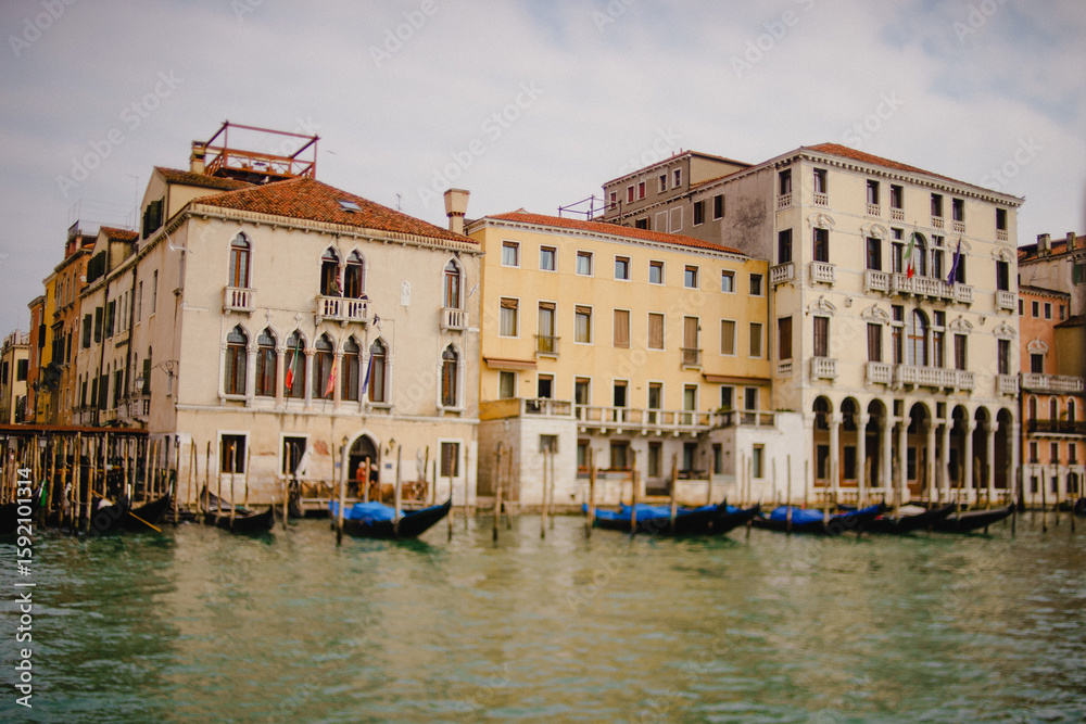 Obraz premium travel, italian, architecture, italy, europe, canal, tourism, city, european, landmark, cityscape, venice, building, urban, historic, river, culture, grande, boat, grand, medieval, famous, romantic, t