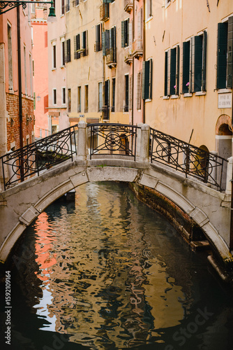 Fototapeta Naklejka Na Ścianę i Meble -  travel, italian, architecture, italy, europe, canal, tourism, city, european, landmark, cityscape, venice, building, urban, historic, river, culture, grande, boat, grand, medieval, famous, romantic, t