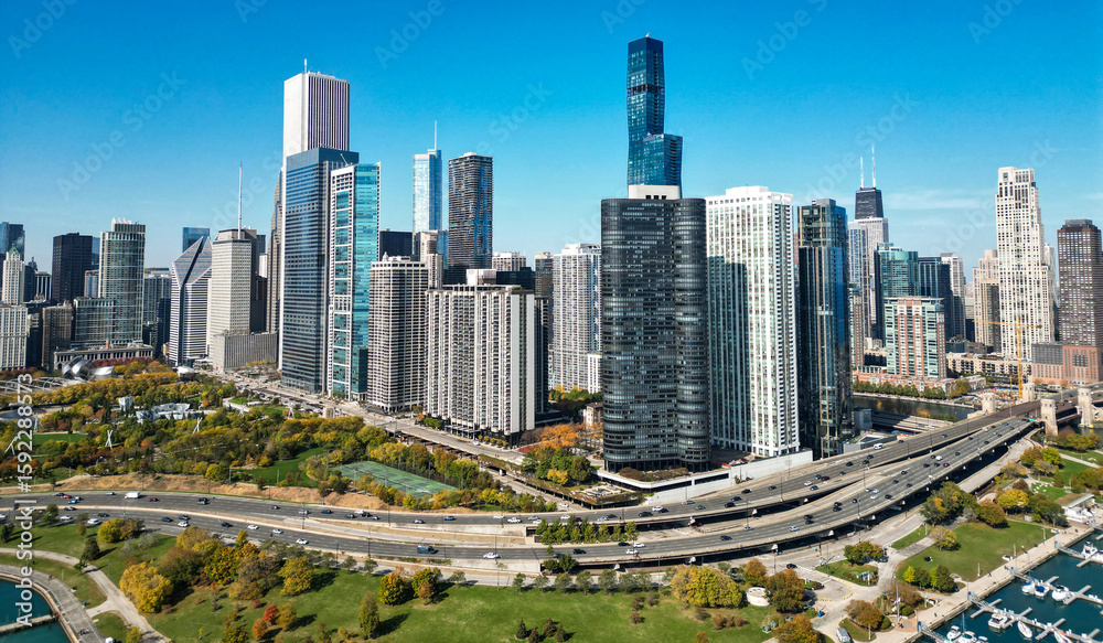 Obraz premium Cityscape with fall city park. Chicago cityscape skyline architecture. Skyscraper landscape. Chicago cityscape. Chicago downtown city park and skyline. Autumn city park landscape. Business district