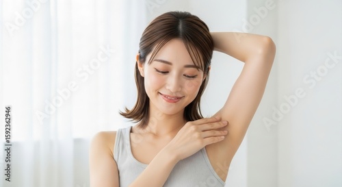 若い日本人女性、脇ケアをするリラックスした表情 Free Download 若い日本人女性、脇ケアをするリラックスした表情 - GFXLoad