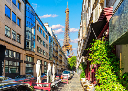 Fototapeta Naklejka Na Ścianę i Meble -  Eiffel Tower view from a cozy street of Paris, France