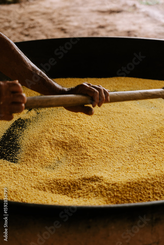 Traditionelle Herstellung von Farinha im Amazonasgebiet – Handwerkliche Verarbeitung von Maniokmehl Brasilien 4
