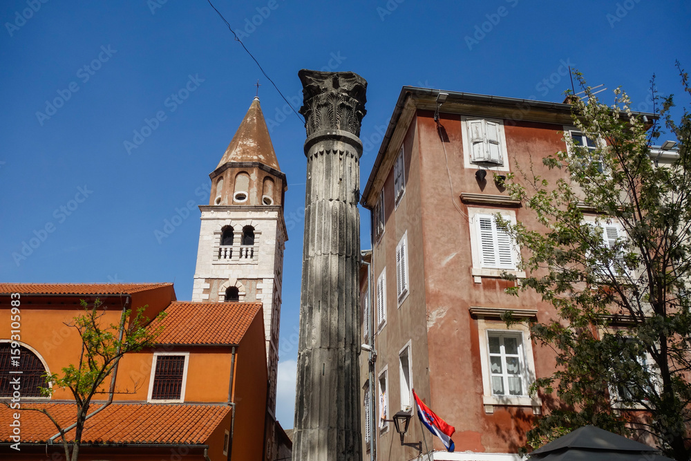 Obraz premium Zadar, Croatia - 04.22.2025: ancient Roman marble column at city old town