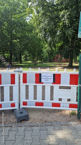 Absperrung eines Spielplatzes wegen Eichenprozessionsspinnern