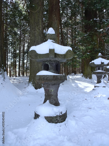 雪が積もった石の灯籠