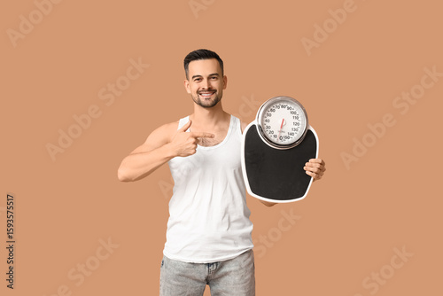 Handsome sporty young man p...