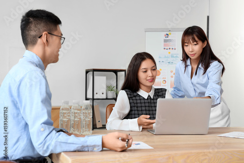 Chinese business people wor...
