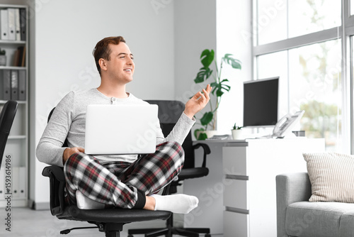 Young businessman with lapt...