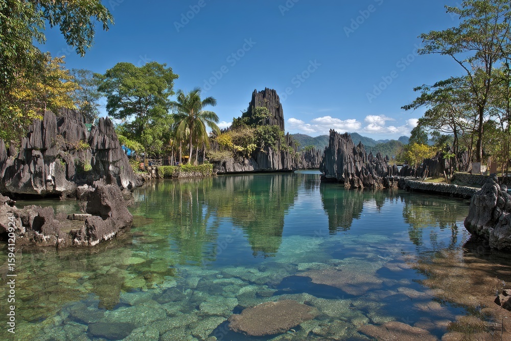 Obraz premium Crystal-clear lagoon, dramatic rocks, lush trees
