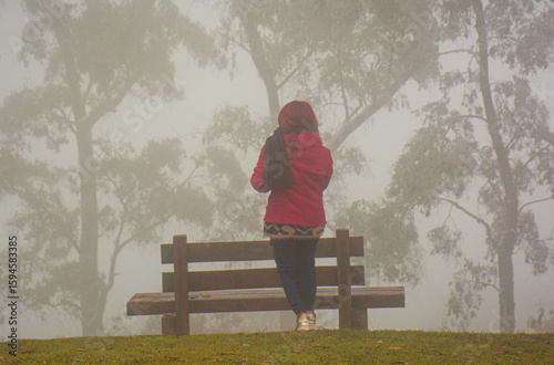 Konstfotografi mujer bosque espera