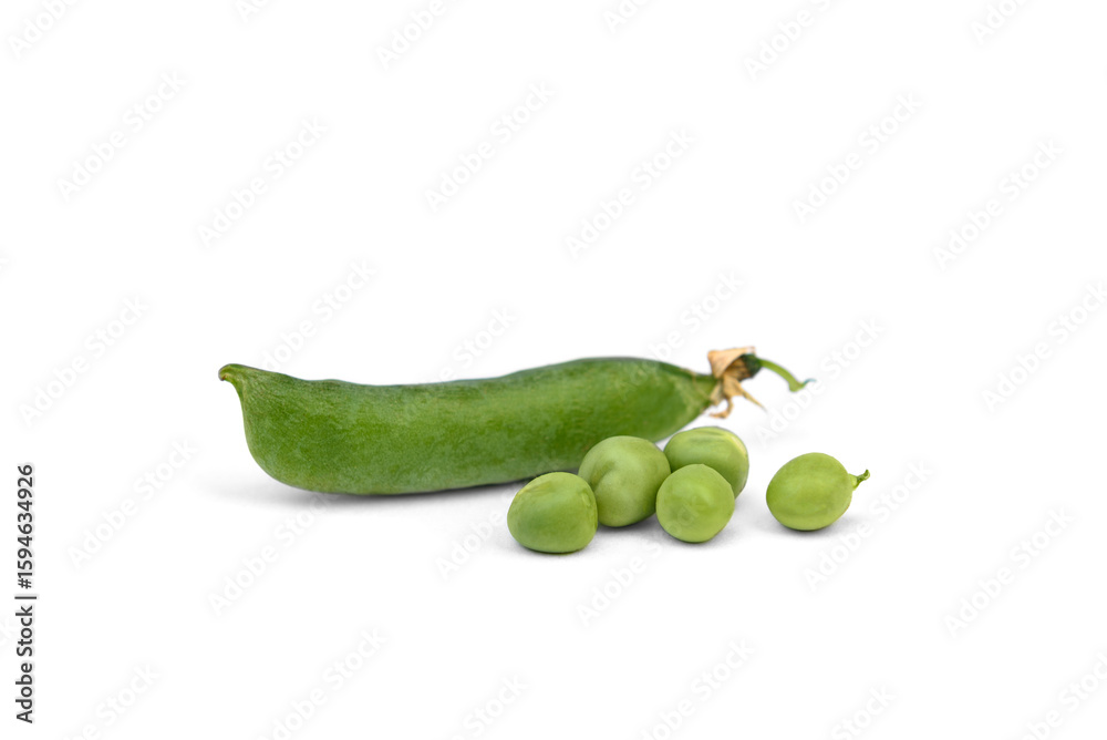 Obraz premium green peas isolated on white background.