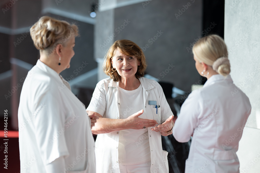 Obraz premium Group of medical professionals having discussion