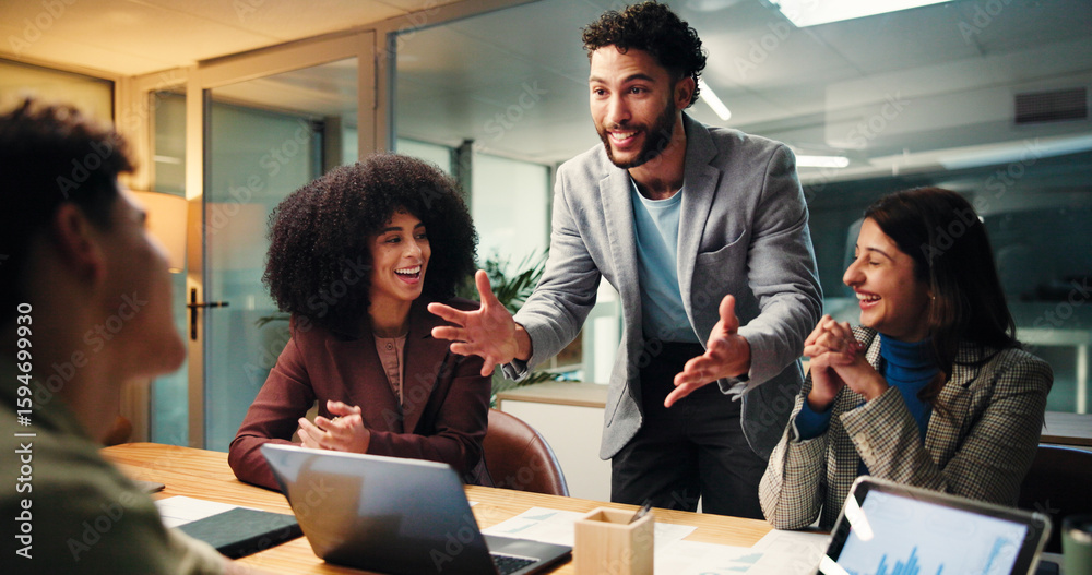 Obraz premium Business, people and applause in office at night for good news, celebration and finance growth. Staff, laptop and clapping hands for team success, deadline achievement and feedback on investment deal