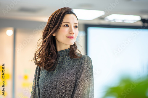 オフィスで働く女性