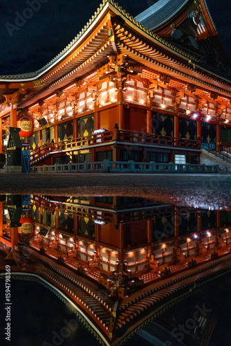 日本のお寺、雨上がりの水面に映る美しい神社、浅草のお寺