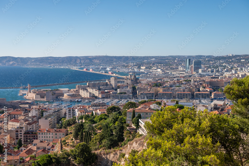 Fototapeta premium Une vue panoramique sur la ville de Marseille en France