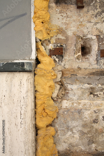 Mousse expansive sur un mur ancien pour combler une fissure