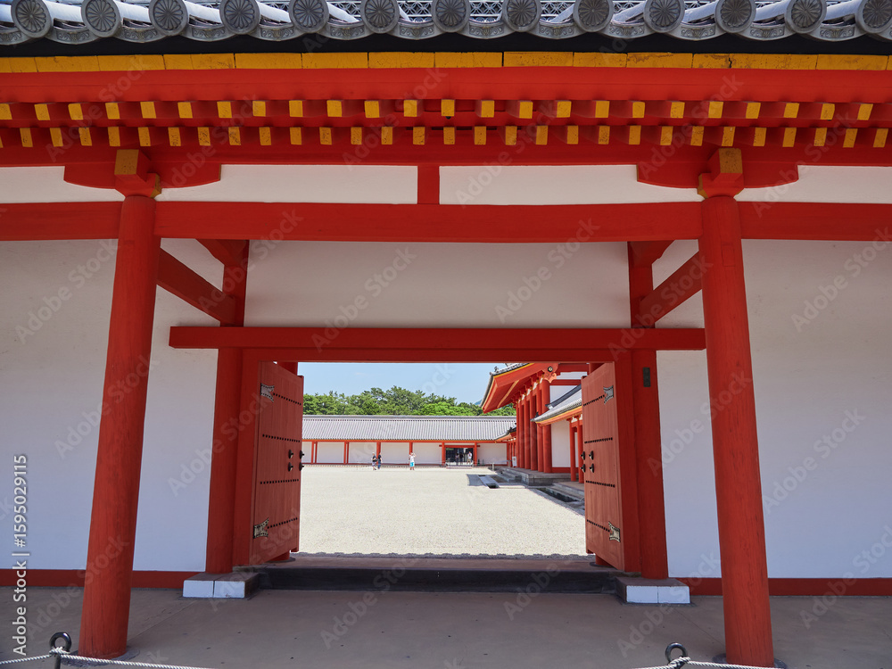 Naklejka premium 観光名所京都御所の紫宸殿の回廊の屋根の風景