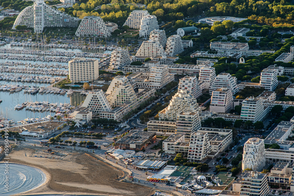 Fototapeta premium vue aérienne de la Grande Motte en occitanie en France