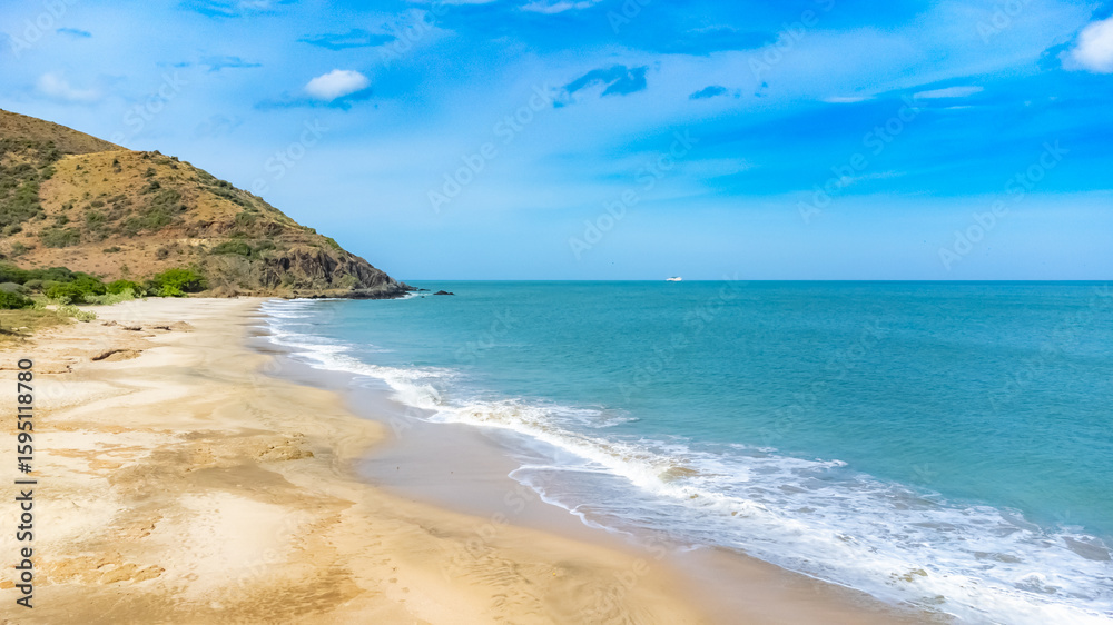 Obraz premium Tranquil Ocean View with Blue Sky and Clouds