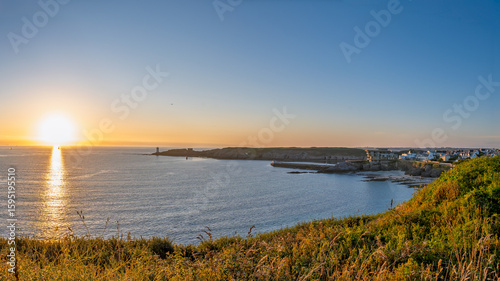 Coucher de soleil doré sur Le Conquet et son port