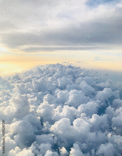 Vue aérienne spectaculaire au-dessus des nuages cotonneux et du ciel bleu