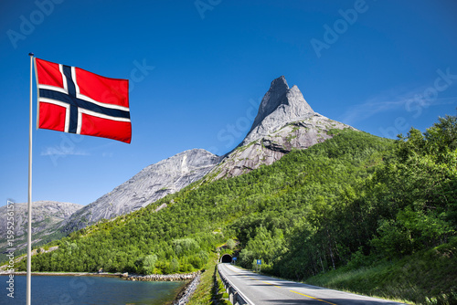 Stetinden Norwegischer Nationalberg in Nordland mit norwegischer Nationalflagge