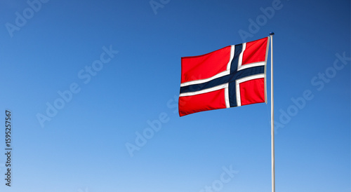 Norwegische Nationalflagge vor blauem Himmel