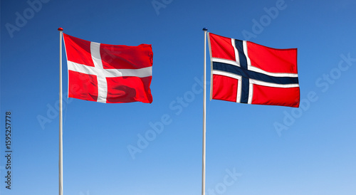 Norwegische und Dänische Nationalflagge vor blauem Himmel