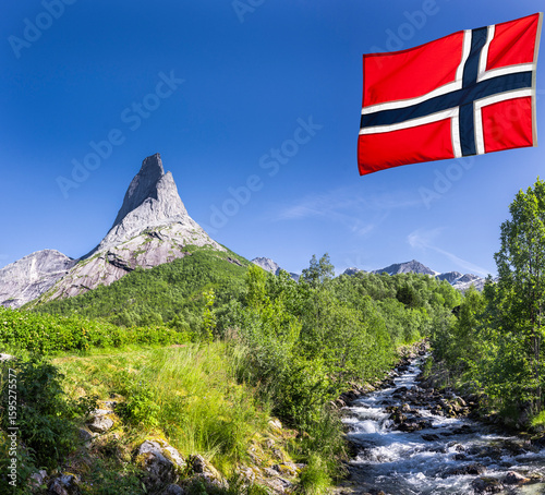 Stetinden Norwegischer Nationalberg in Nordland mit norwegischer Nationalflagge