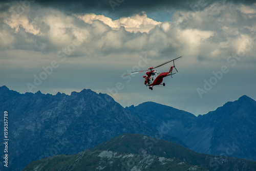 Fototapeta Naklejka Na Ścianę i Meble -  Helikopter ratowniczy w górach (Tatrach)