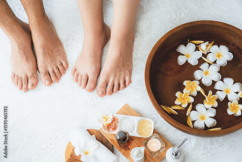 Foto Couple indulges in blissful foot massage at luxurious spa salon for reflexology therapy in gentle day light ambiance resort or hotel foot spa