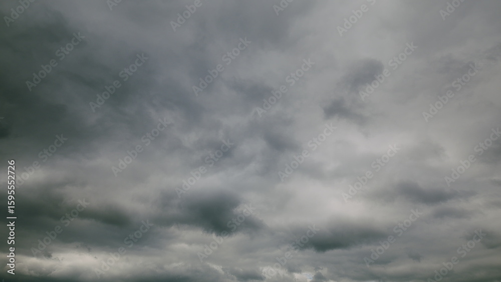 Obraz premium A Moody Overcast Sky with Dramatic and Striking Cloud Patterns Creating a Unique Atmosphere