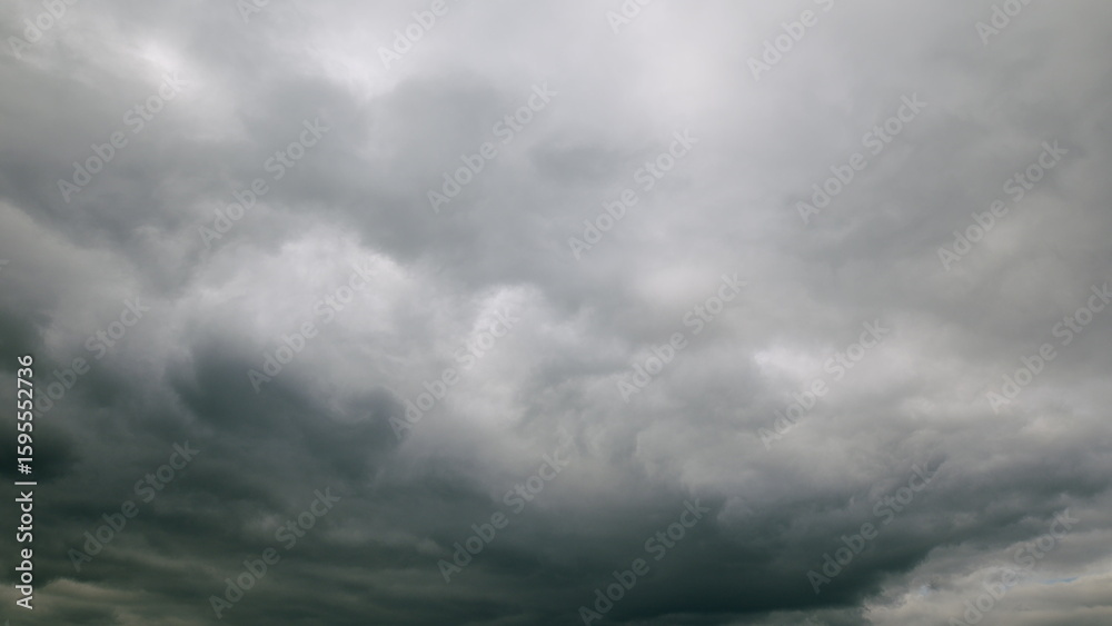 Obraz premium A Dramatic Overcast Sky Filled with Dark Clouds Making a Striking Visual Statement