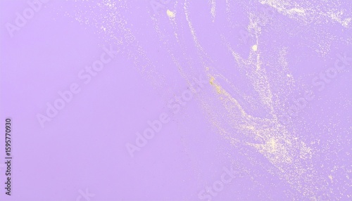柔らかなマット質感のソフトライラック背景に、繊細な雲のようなテクスチャーが広がり、ランダムに散りばめられた金色の微細な粉粒子が煌めく優雅なデザイン

