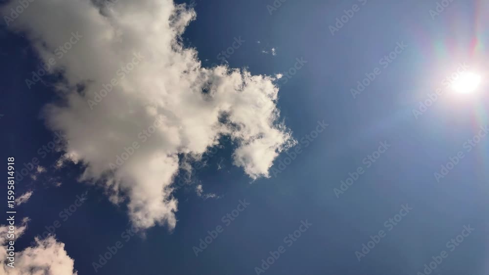 Cielo con nubes en movimiento