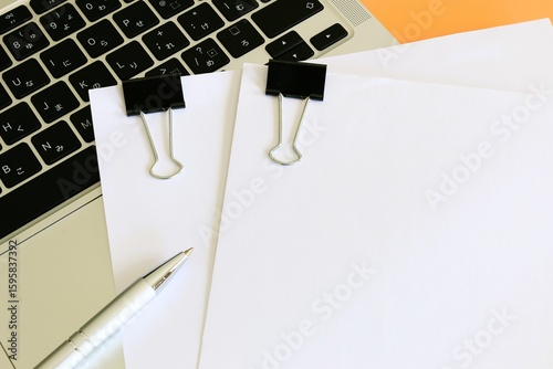 ビジネスイメージ　書類　ペーパーワーク