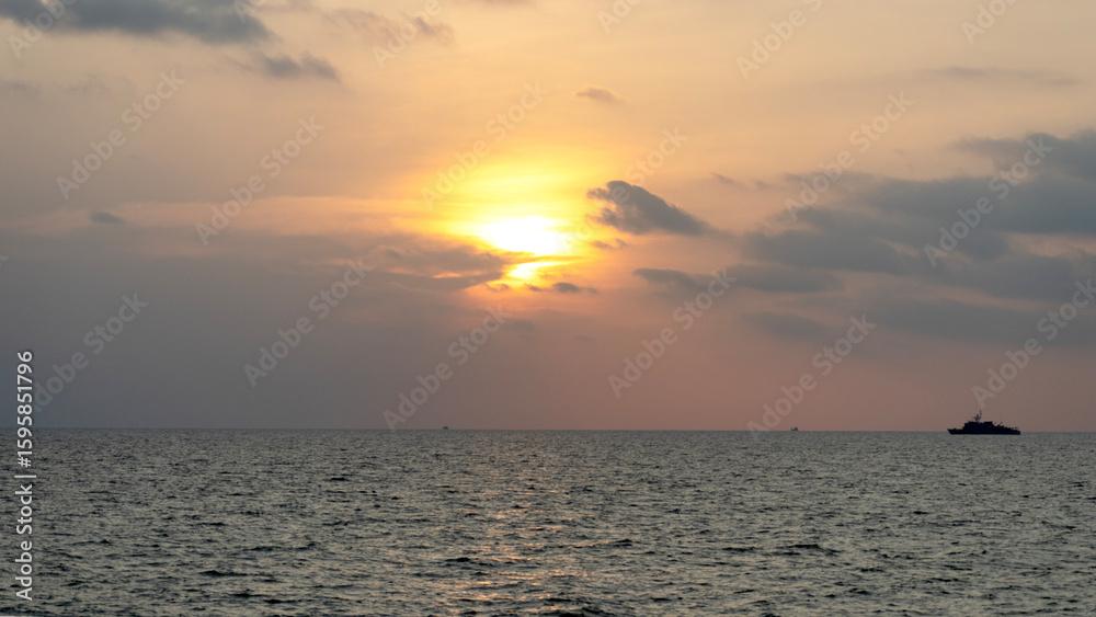 Fototapeta premium Seascape on the Stench of Sunset