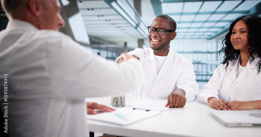 Obraz premium Doctor Leads Diverse Team In Medical Interviews