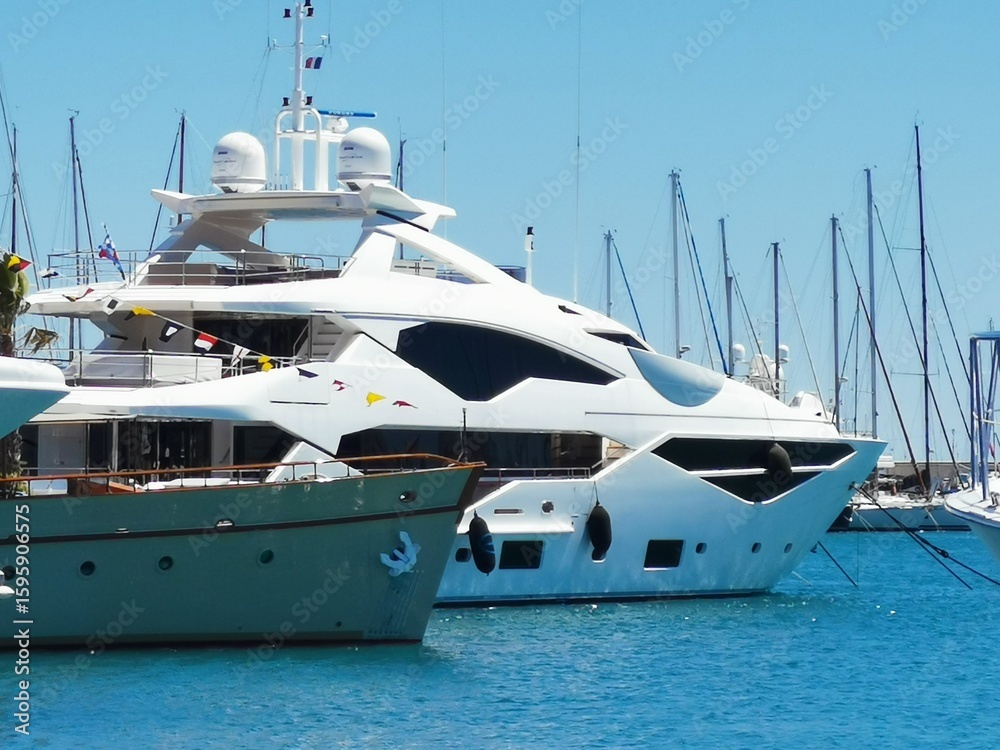 Fototapeta premium Sunseeker 131 Superyacht im Hafen von Antibes, Frankreich – Luxus-Megayacht im Mittelmee