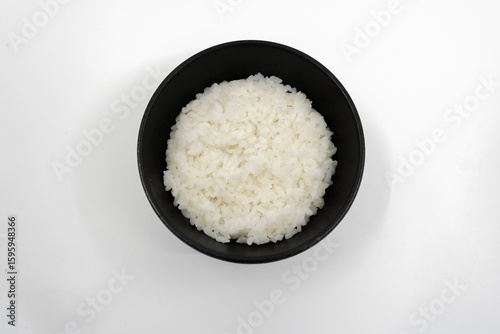 검은 그릇에 담긴 흰 쌀밥 한 공기
