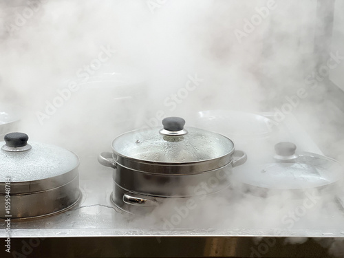 식당 주방에서 만두를 찌는 뜨거운 스팀
