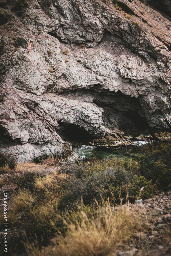 Obraz premium una cueva a la orilla del mar