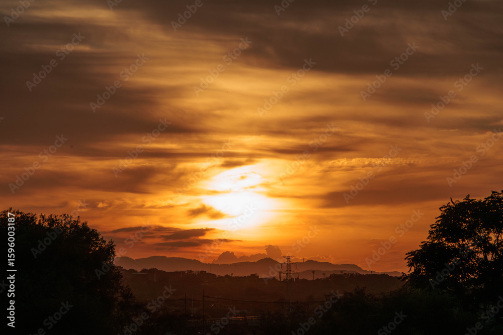 Fototapeta premium 空を赤く染めて沈む夕日