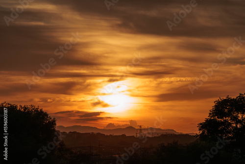 空を赤く染めて沈む夕日