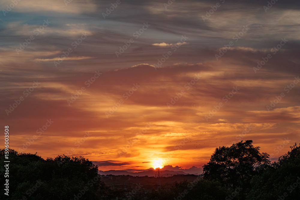 Fototapeta premium 空を赤く染めて沈む夕日