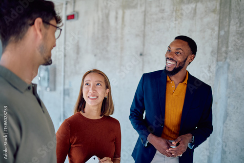 Fotografia Group of multi-ethnic business partners engaging in a lively discussion about a