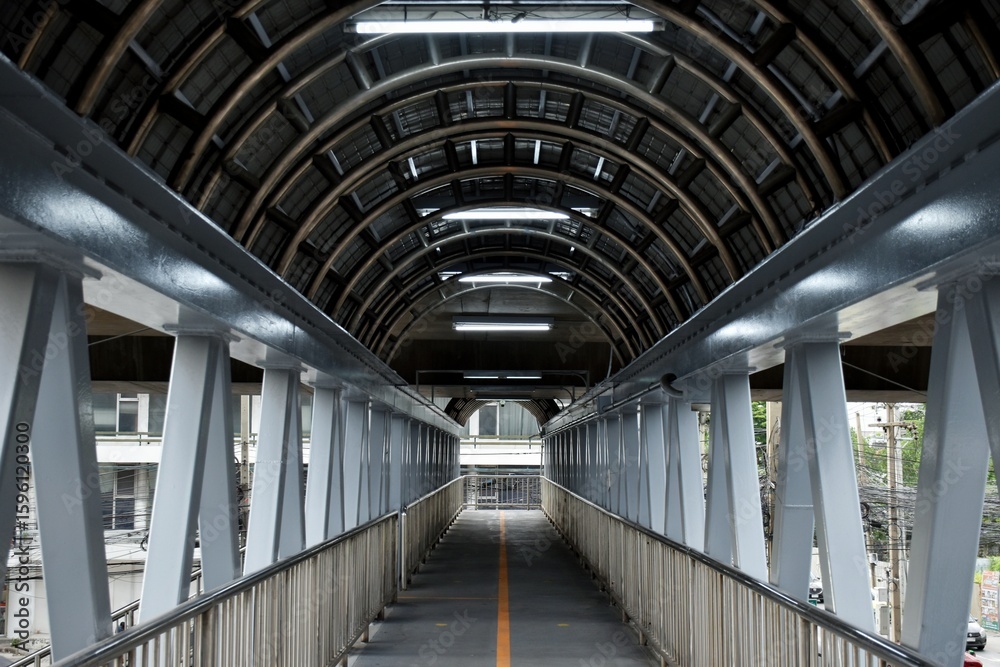 Obraz premium pedestrian bridge in the city