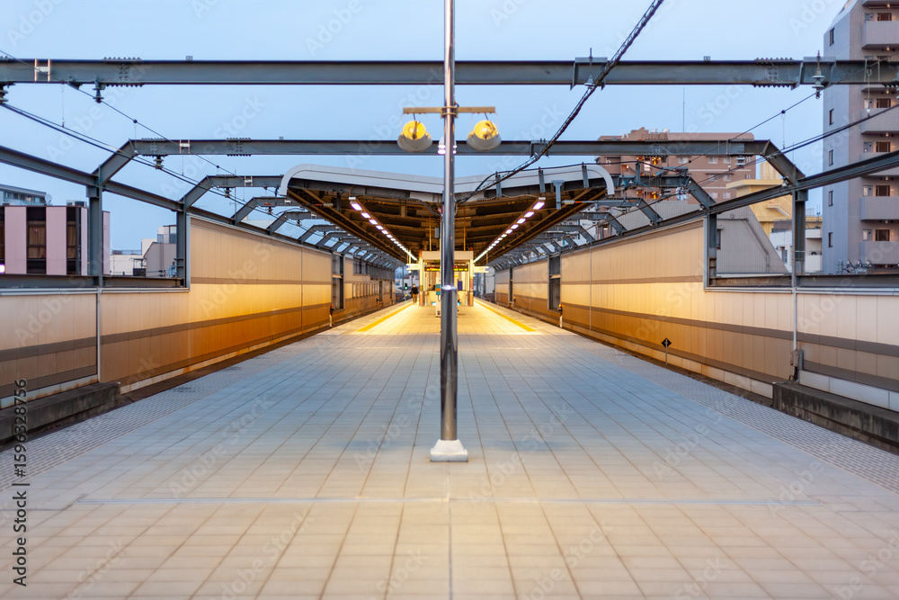 Obraz premium 夕方の駅のホーム